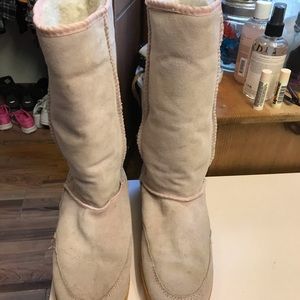 Suede like kinda uggs boots